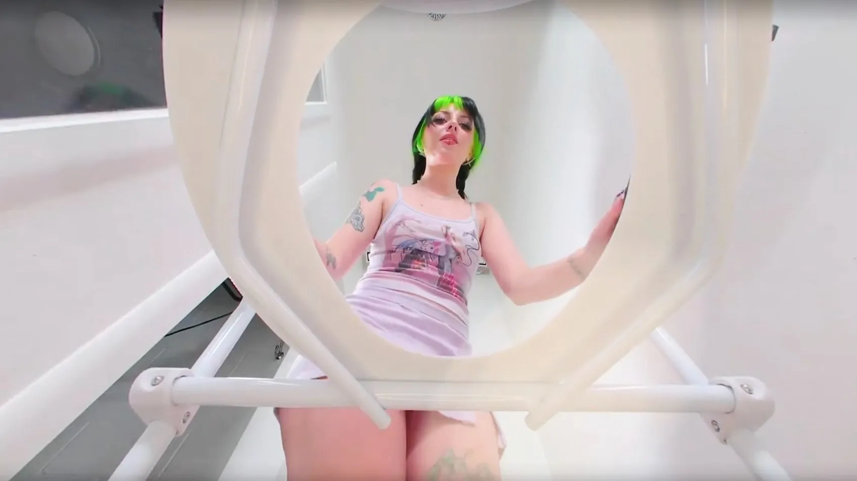 Free 8K VR adult video Surprised Alt Girl Encountered Public Restroom Issue